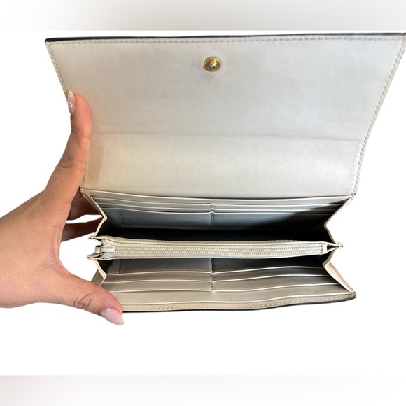 Gucci GG Supreme Continental Wallet in white, tan and red & green bow - Picture 8 of 11